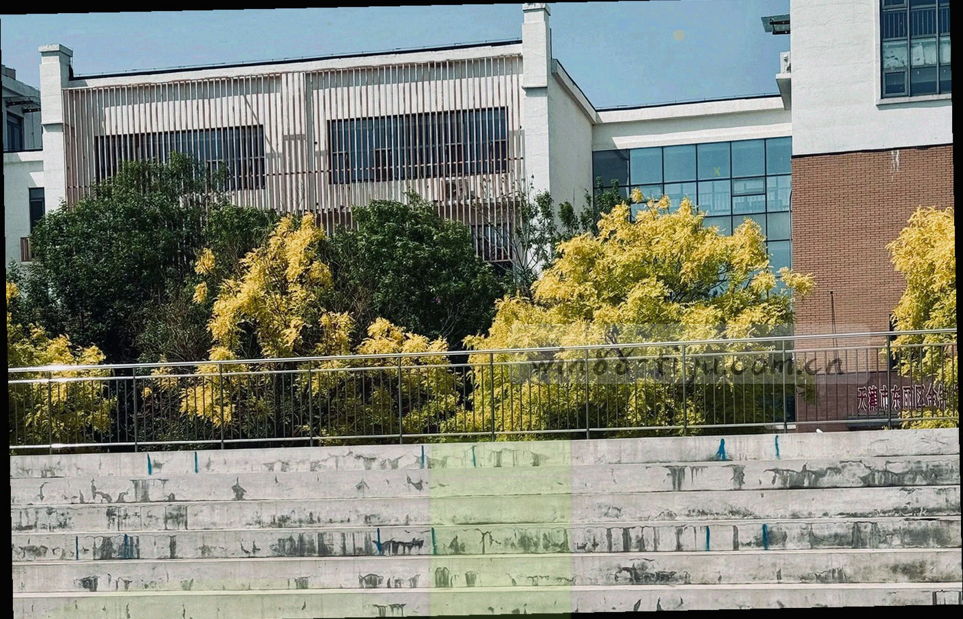 战术板跑位线条与数据柱状图叠加呈现的赛后复盘示意图